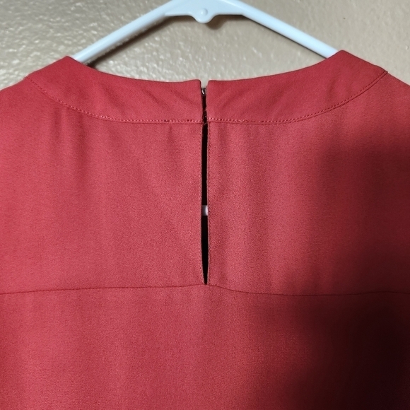Vince Camuto Rust Pleat Front Split Neck Sleeveless Tunic Blouse-Size S - Picture 5 of 5